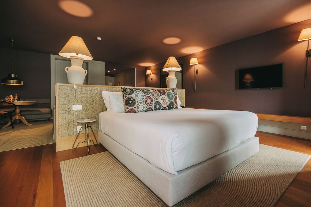 Suite - Photo 1