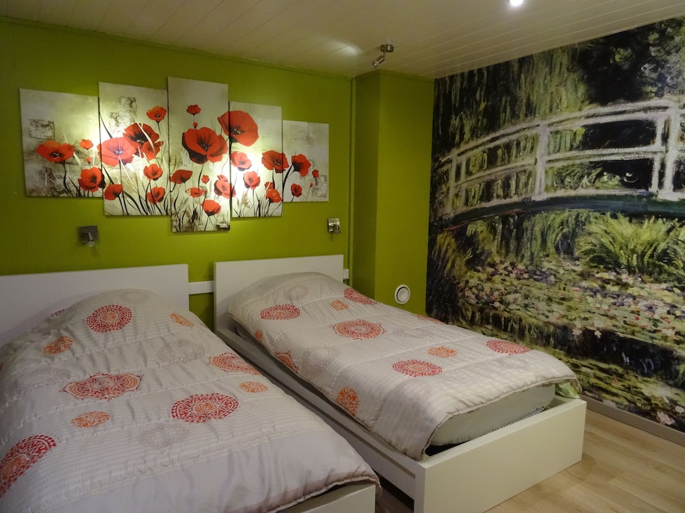 Room (2) photo 1