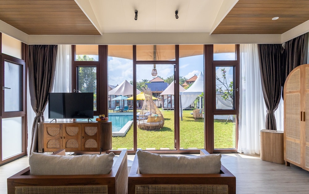 Signature Double Room, Pool View