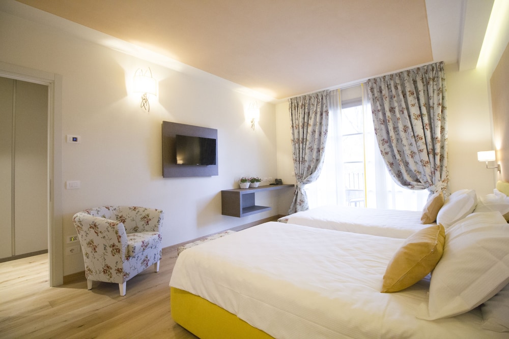 Suite, Multiple Beds - Photo 3