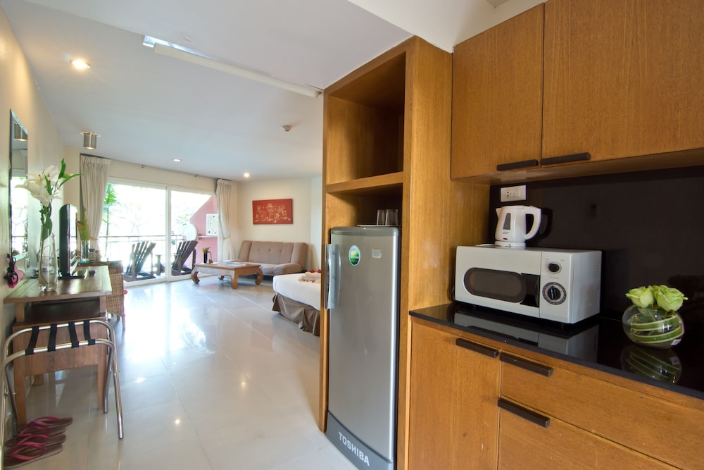 Deluxe Pool Access Room-Pet Friendly - Photo 8