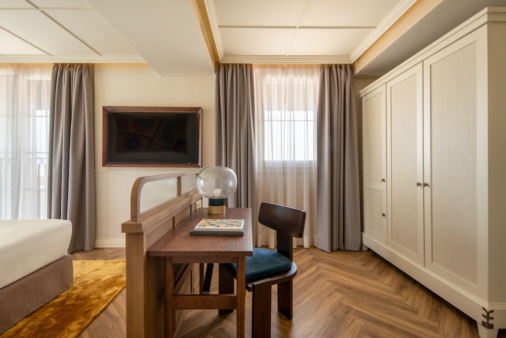 Family Room, 2 Bedrooms