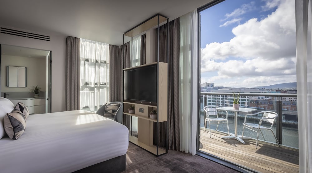 Deluxe Room, 1 King Bed, Balcony - Photo 4