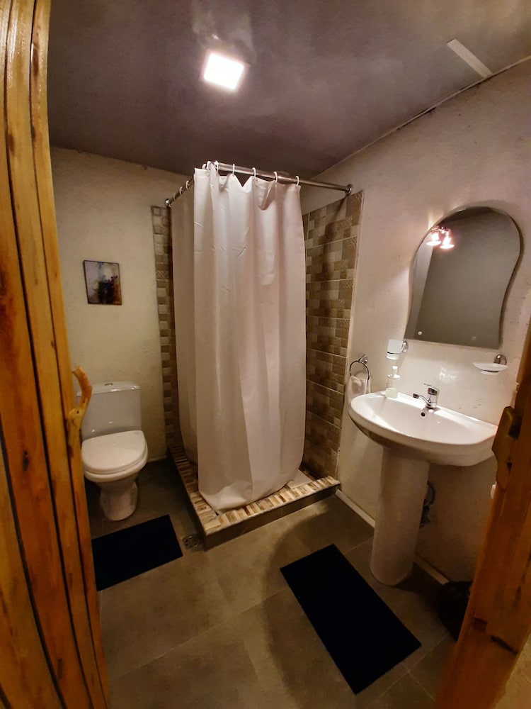 Economy Triple Room photo 3