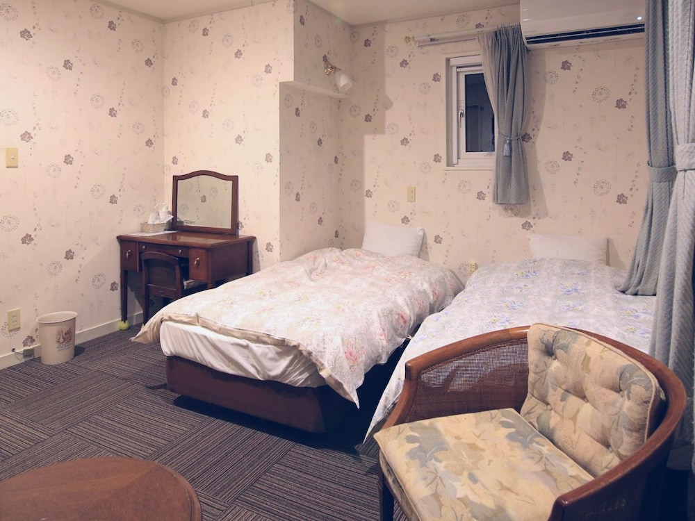 Twin Room, Private Bathroom, Corner (2nd Floor) photo 2