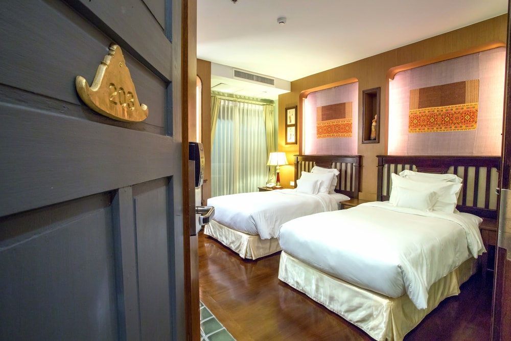 Deluxe Room thumbnail 5