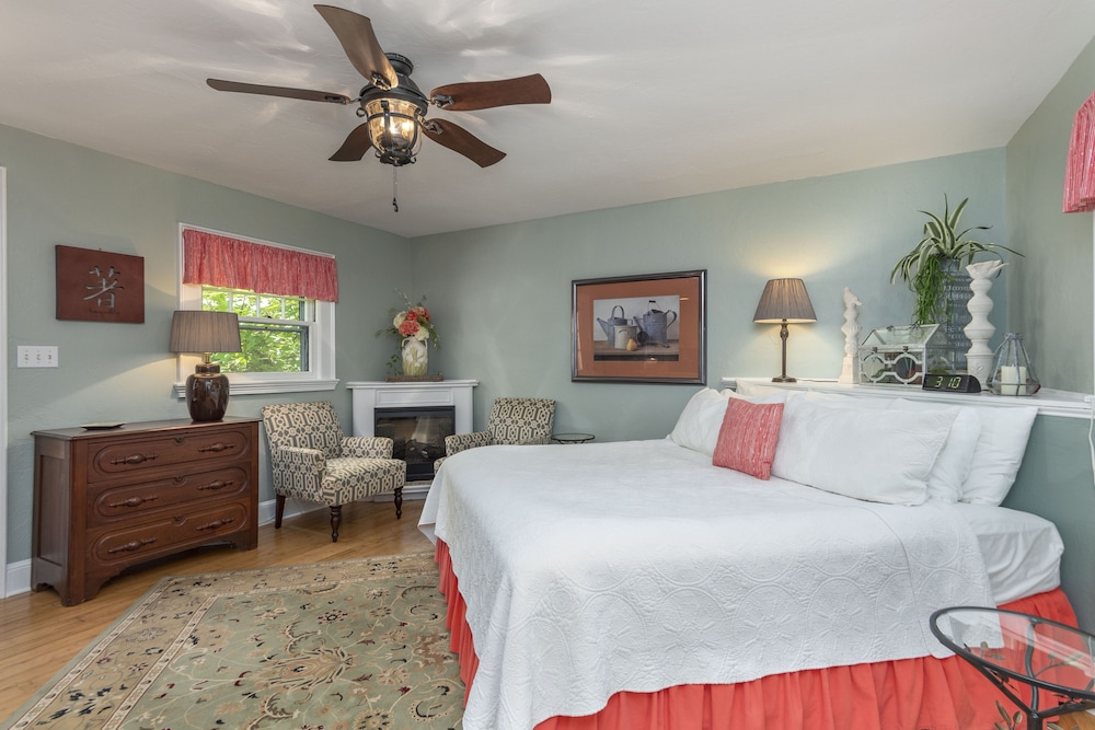 Luxury Cottage, Kitchenette, Garden View