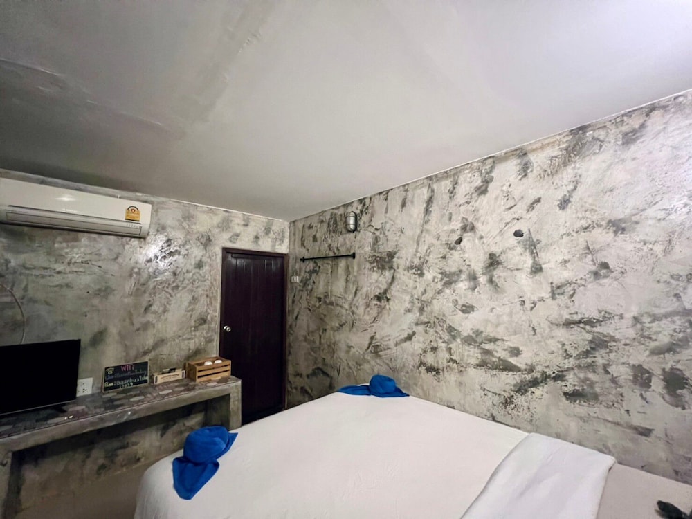 Basic Room, 1 Queen Bed - Photo 15