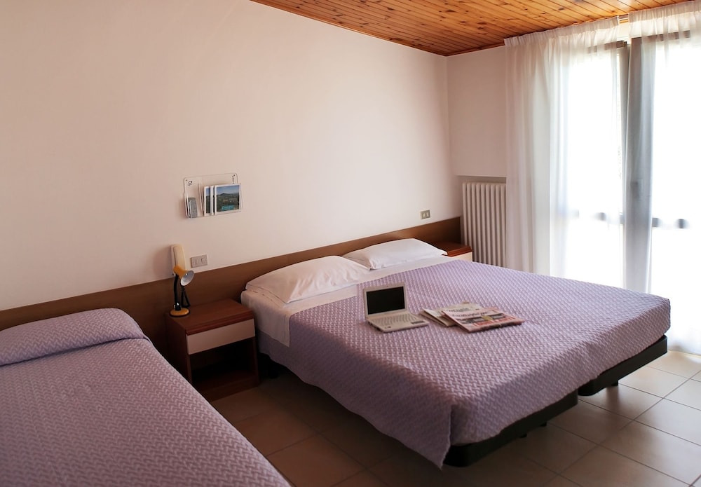 Triple Room, Hill View photo 1