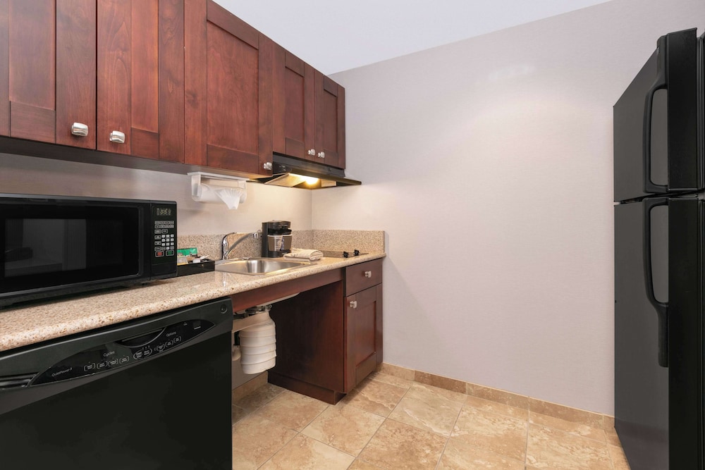 Suite, Accessible, Non Smoking - Photo 5