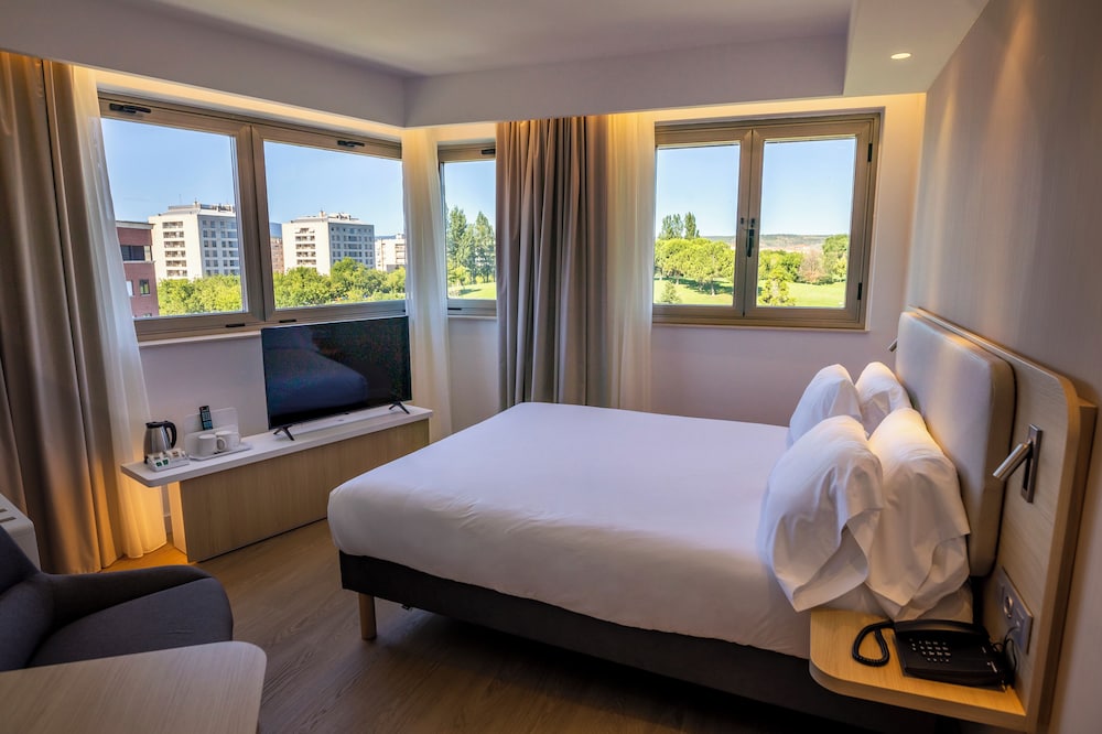 Standard Room, 1 Queen Bed (Walk-In Shower) - Photo 1