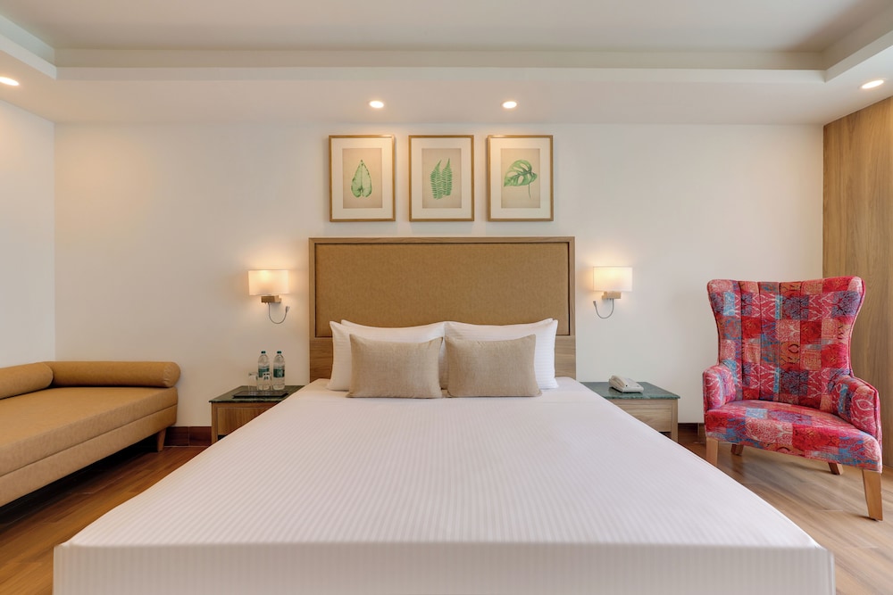 Deluxe King Room with Mountain View - Photo 8