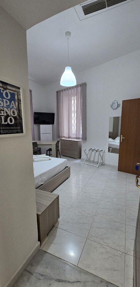 Classic Apartment, 1 King Bed, Non Smoking, Private Bathroom