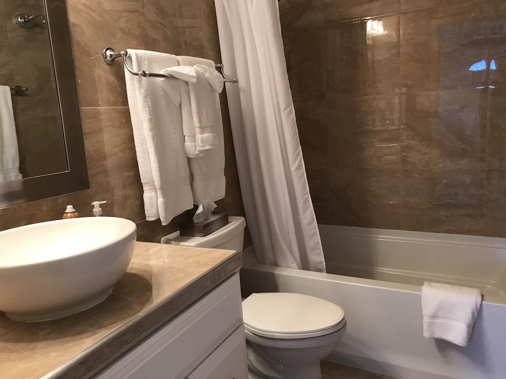 Private Apartment, 2 Bedroom, Full Kitchen, Ground Floor, Unit 1, Arctic Fox Vacation Rentals photo 3