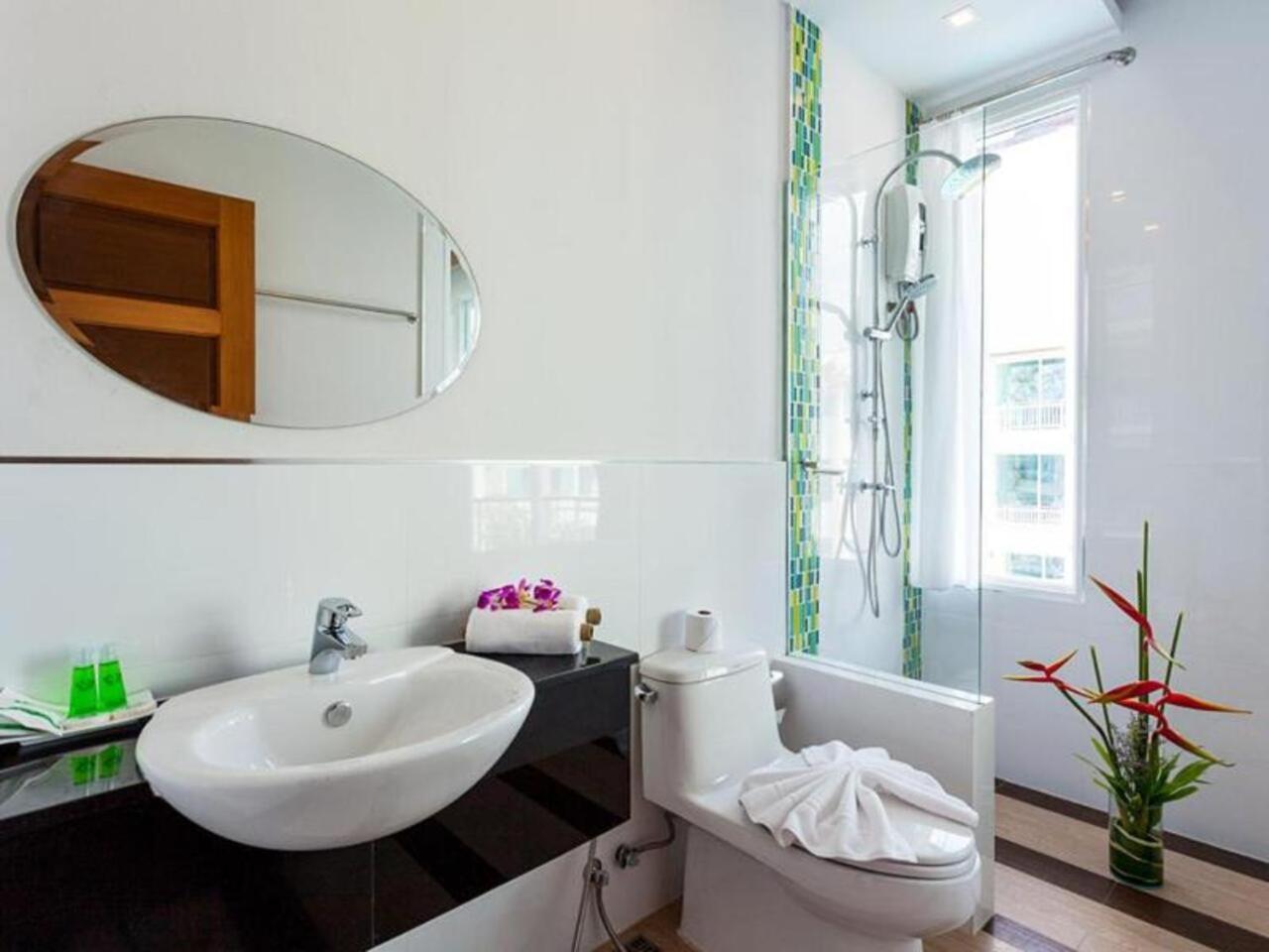 Standard King with Balcony Room photo 2