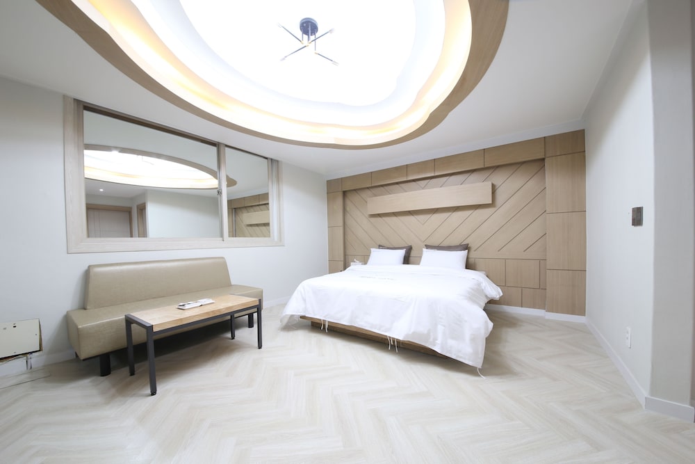 Suite, Bathtub - Photo 3