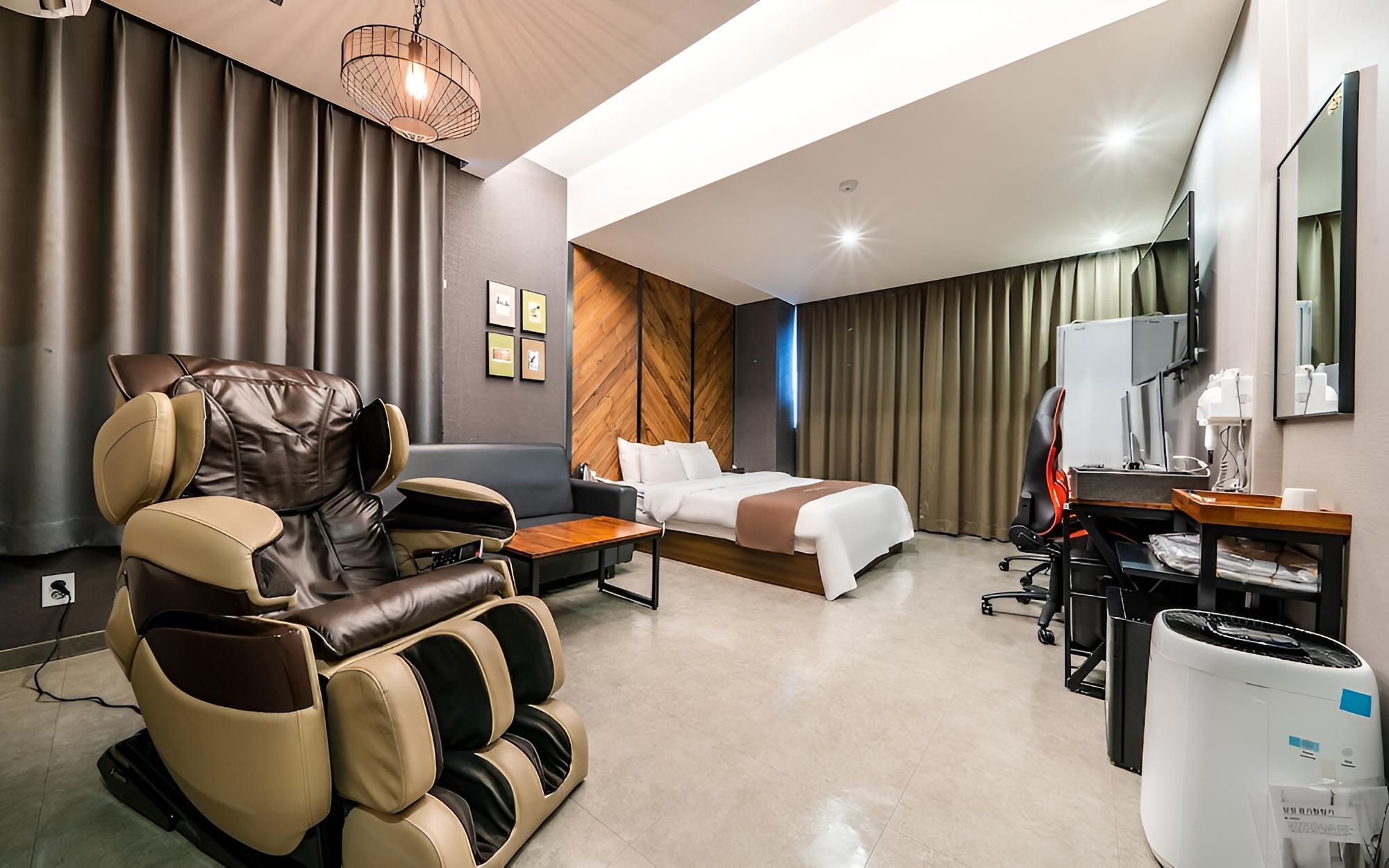 Room (VIP (massage chair air purifier batht) - Photo 7