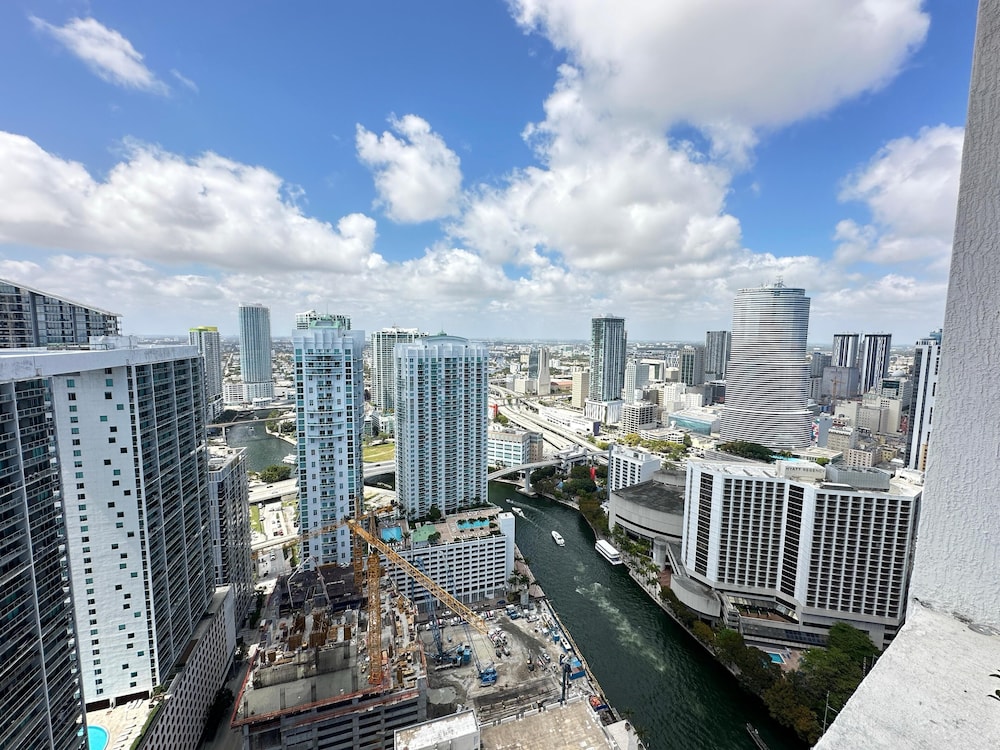 Business Studio Suite, 1 Queen, Balcony, City/River ViewÂ 4405