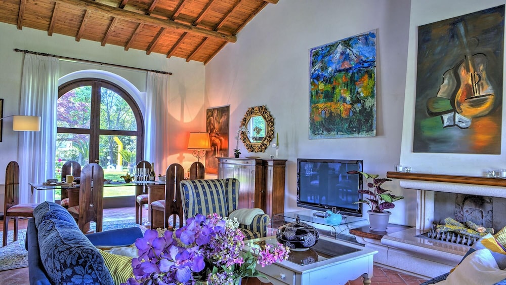 Villa photo 1
