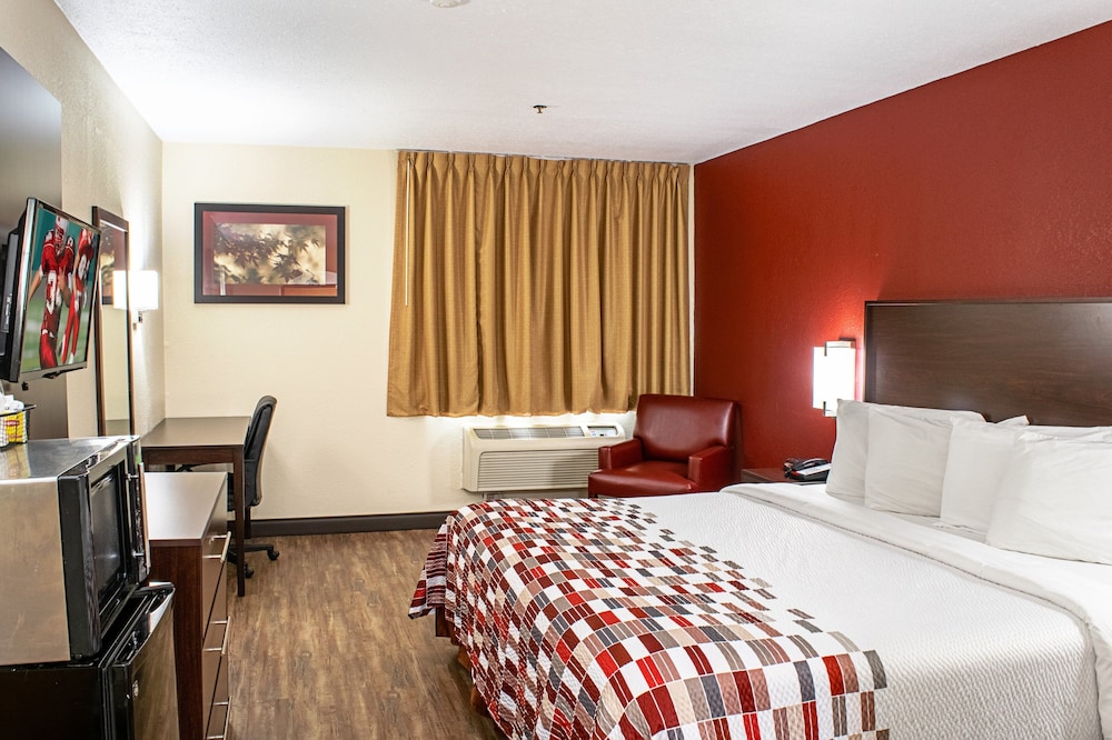 Deluxe Room, 1 King Bed, Accessible (Smoke Free) - Photo 3