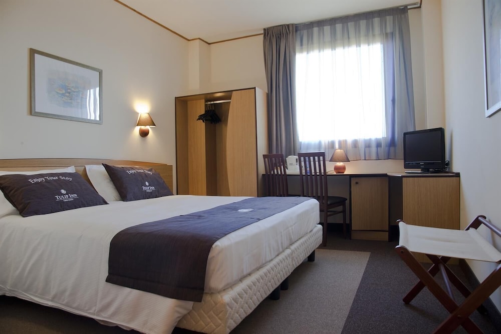 Standard Room, 1 King Bed photo 3