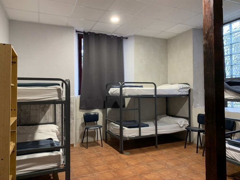 Cama en dormitorio compartido mixto de 6 camas (2)