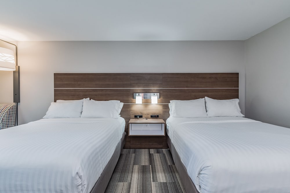 Standard Room, 2 Queen Beds - Photo 3