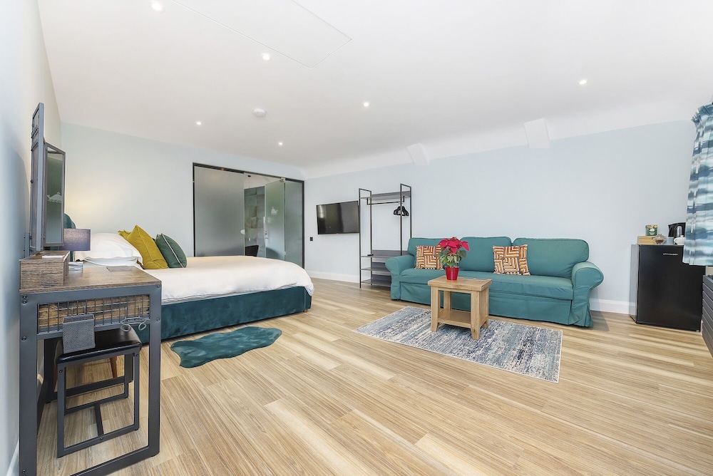 Family Room, 1 King Bed with Sofa bed, Ensuite, Garden View