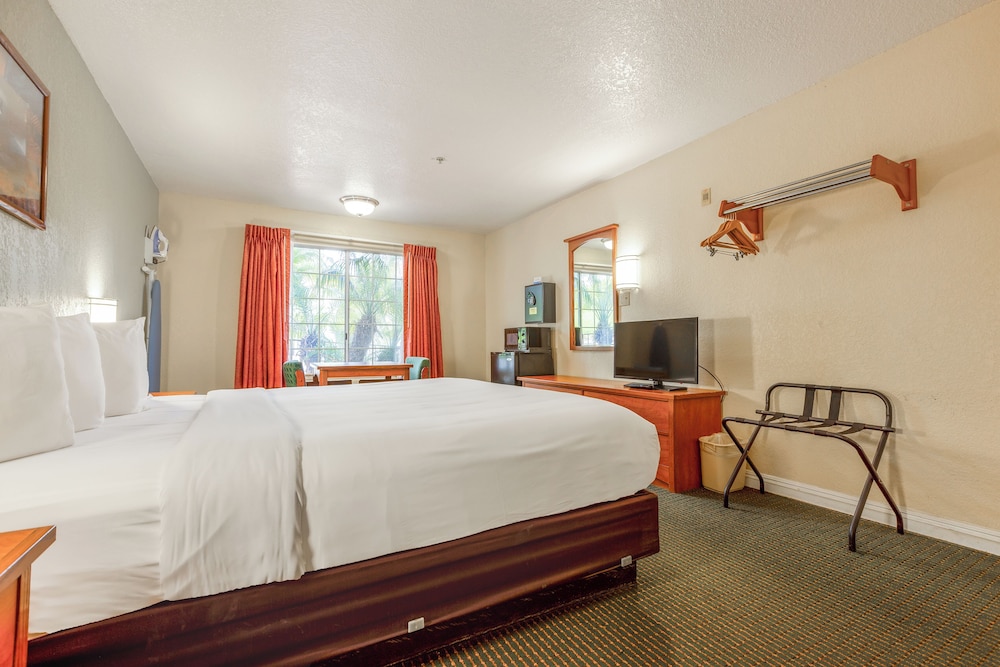 Room, 1 King Bed, Smoking - Photo 3