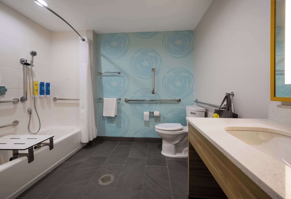 Room, 2 Queen Beds, Accessible, Bathtub - Photo 6