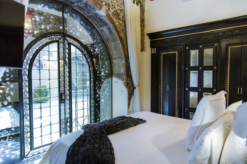 Deluxe Room, 1 King Bed, Non Smoking photo 3