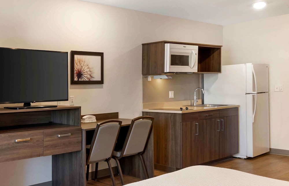 Deluxe Studio, 1 King Bed with Sofa bed, Non Smoking, Refrigerator & Microwave - Photo 2