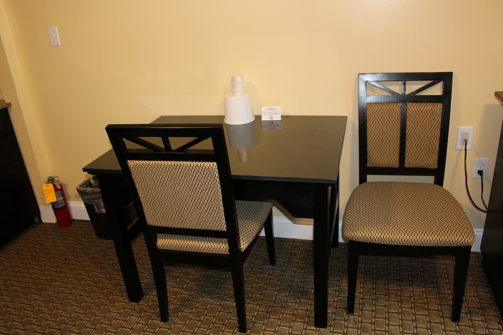 2 Bed Suite Non-Smoking - 2 Full Size Beds photo 2