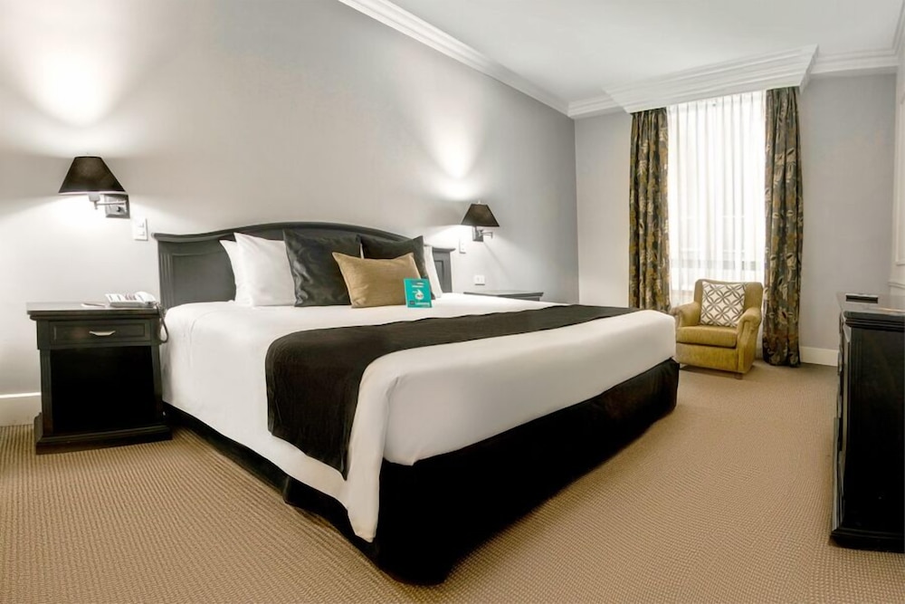 Suite - Photo 20