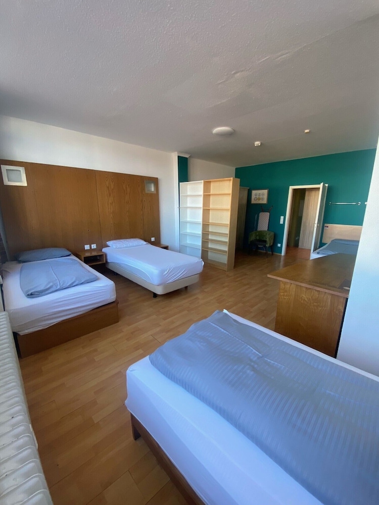 Basic Condo, 5 Bedrooms, Kitchen photo 1