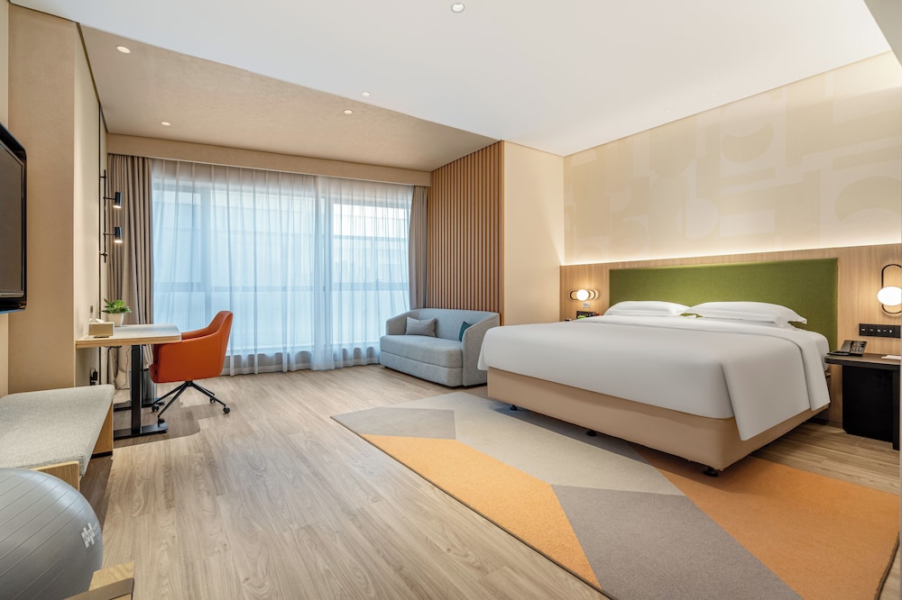 Premium Room, 1 King Bed, Accessible photo 1