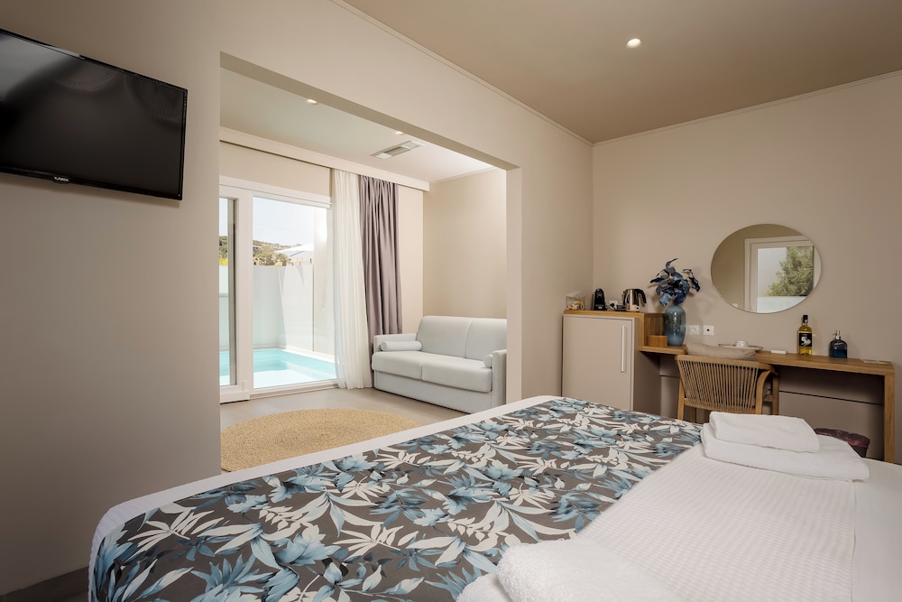 Superior Studio Suite, Private Pool, Beachfront