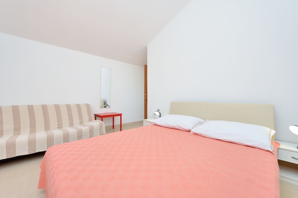 Apartment (Ljuba - 200m from beach - A1 (2+2) IS)