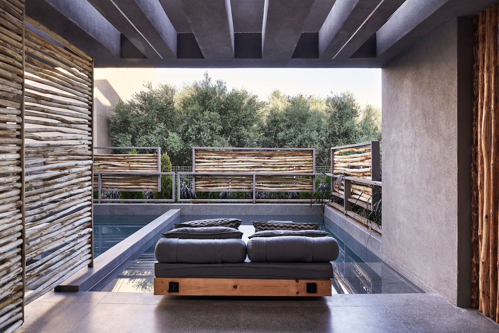 Signature Suite with Two Pools thumbnail 5