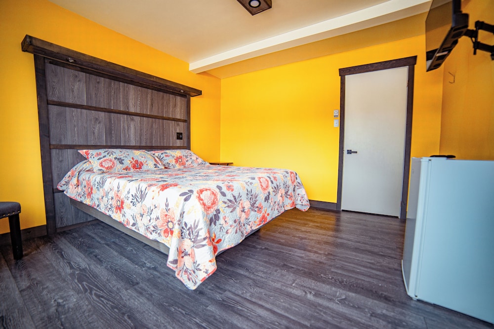 Basic Room, 1 Queen Bed photo 1