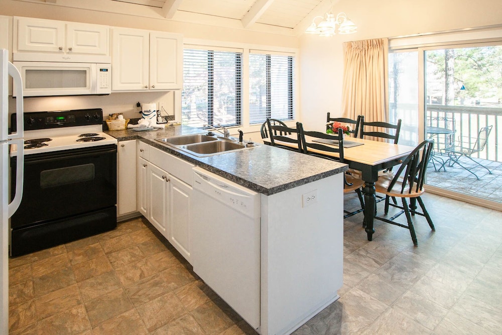Deluxe Townhome, 2 Bedrooms, Balcony photo 2