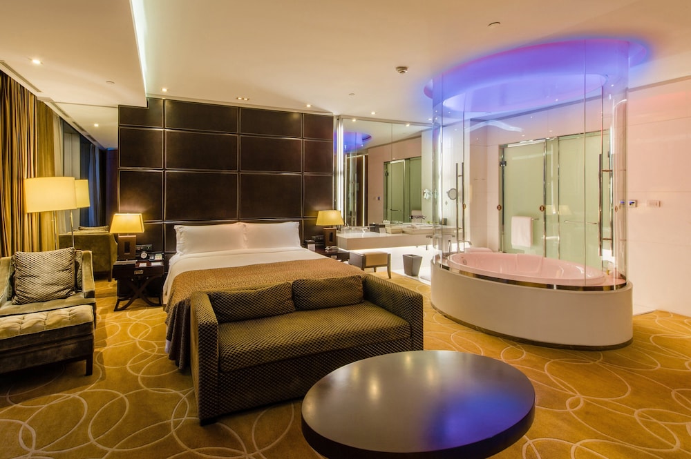 Room, 1 King Bed, Business Lounge Access, Lake View (Club Lounge Access) photo 3