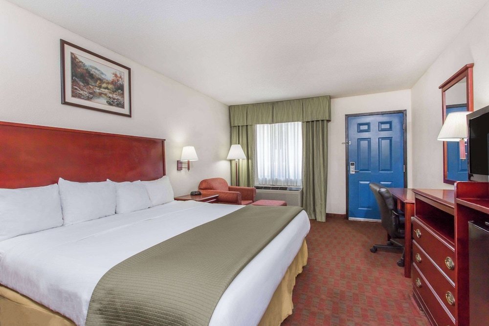 1 King Bed, Non-Smoking - Photo 1