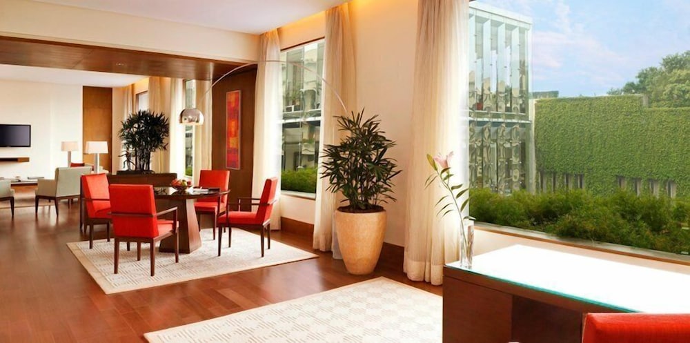 Luxury Suite - Photo 3