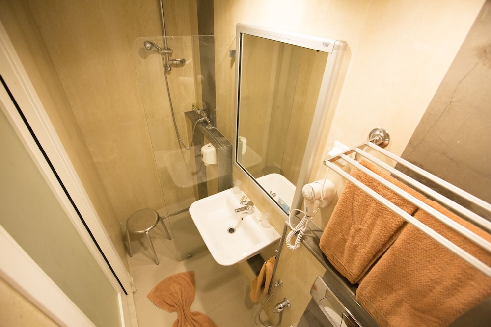 Economy Double Room - Photo 7