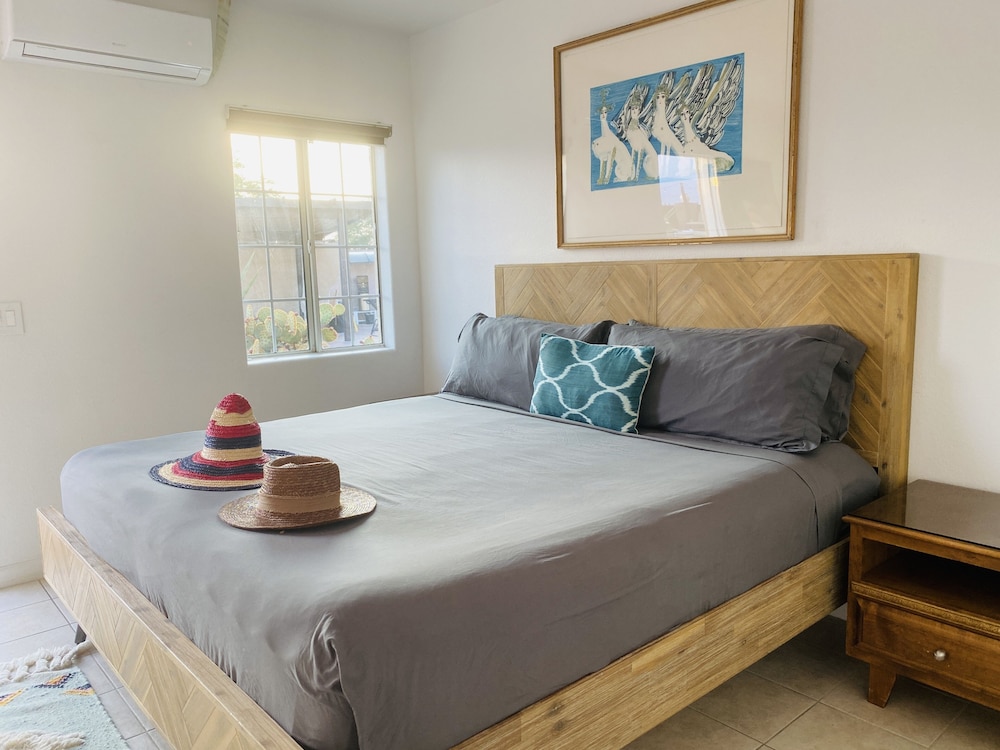 Signature Room, 1 King Bed, Hot Tub, Courtyard Area