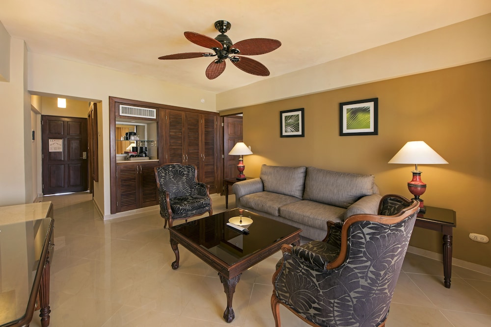 Family Room thumbnail 5