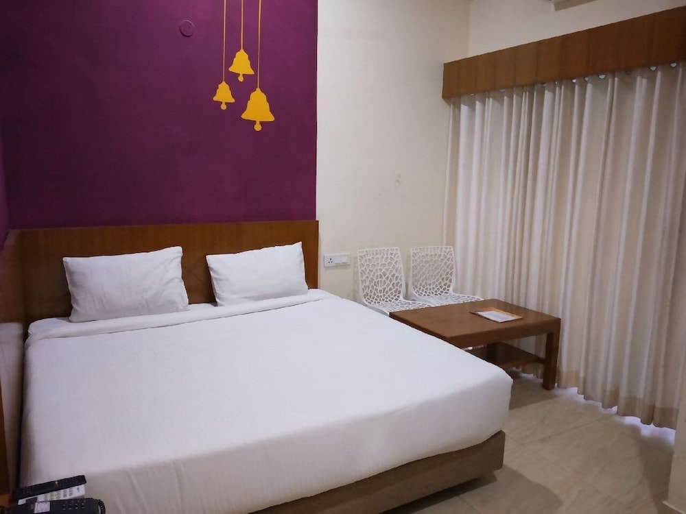 Deluxe Room, 1 King Bed, City View