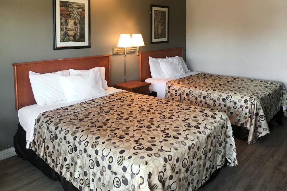 Standard Room, 2 Queen Beds, Non Smoking - Photo 4