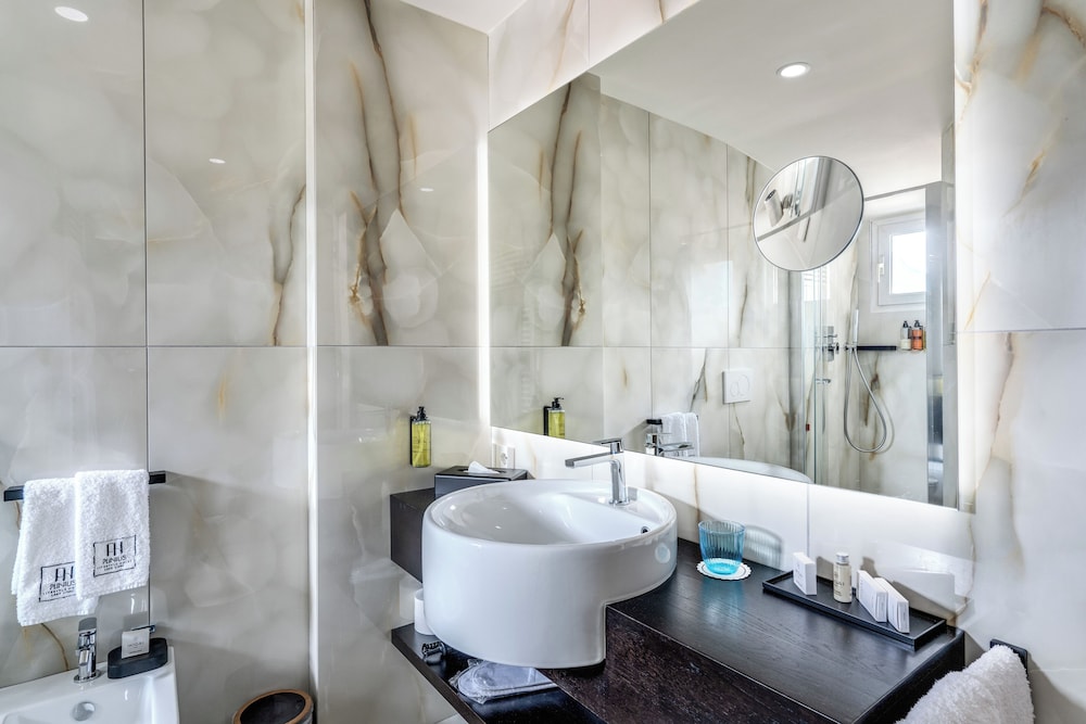 Deluxe Room, City View - Photo 8